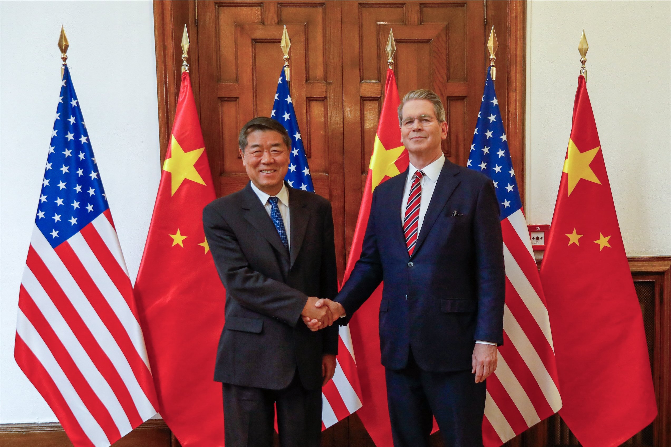 Bolsas internacionais operam com cautela em meio a negociações entre China e EUA
