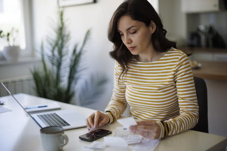 Mulheres na faixa etária de 25 a 34 anos têm maior engajamento com vida financeira e trabalho (damircudic/Getty Images)