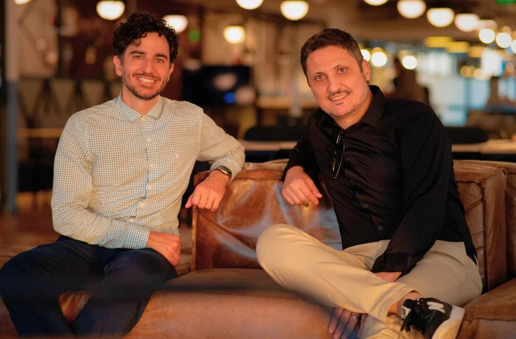 Gustavo Gracitelli, da Bynd, e Mário Verdi, da Deskbee: empresas vão se juntar para entregar mais serviços aos clientes (Deskbee/Divulgação)