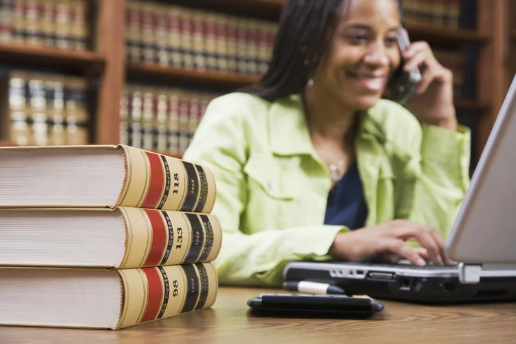 O foco das aulas inclui análise de precisão de textos gerados por IA, ética no uso da tecnologia e aplicação prática em pesquisas legais (Getty Images). (Getty Images)