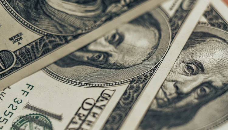 Close do rosto de Franklin em uma nota de cem dólares. Fundo de dinheiro americano.
 (bushko/Freepik)