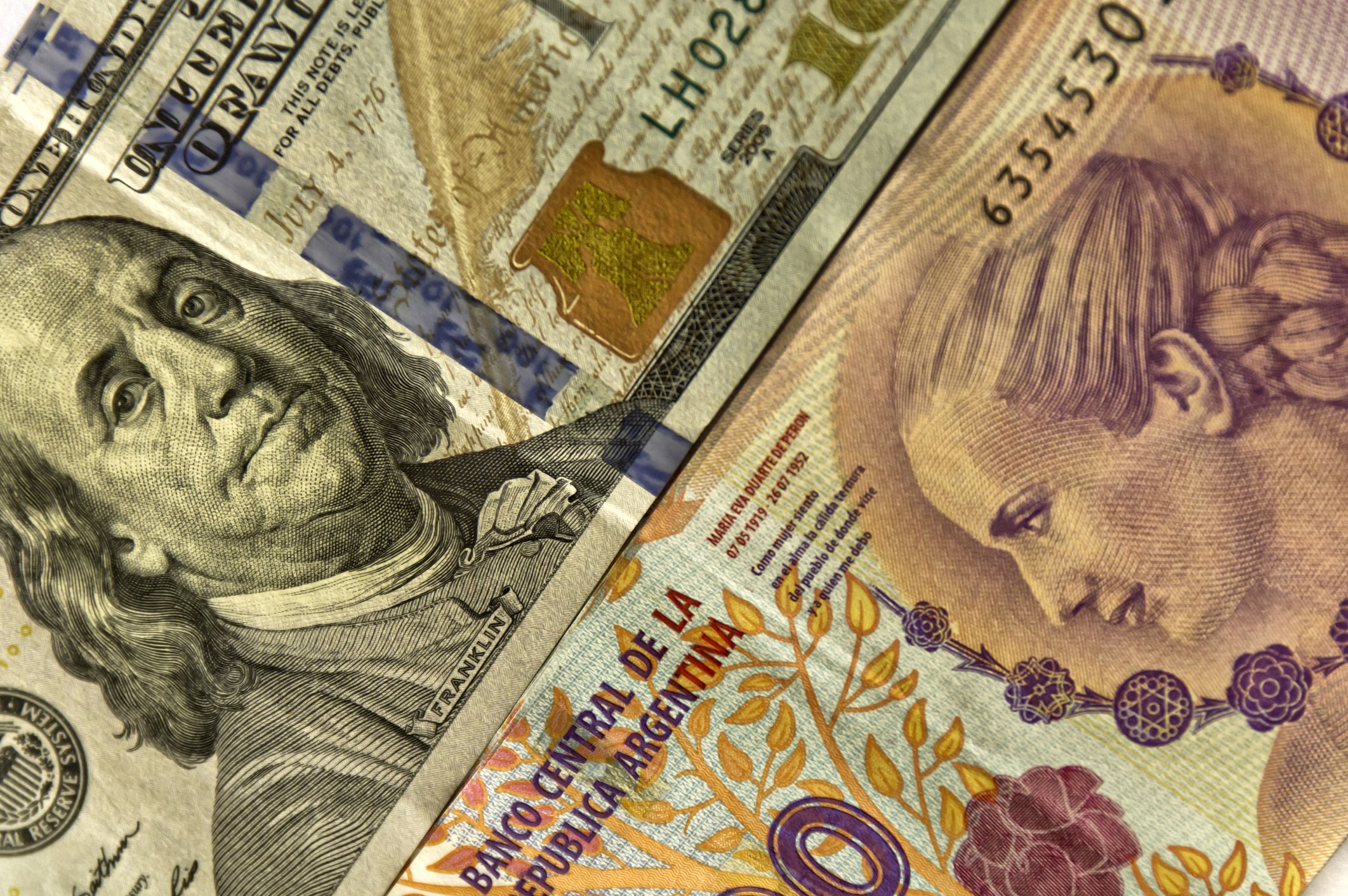 Peso argentino é a moeda que mais caiu frente ao dólar em 2025; o real valorizou