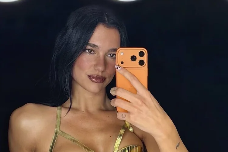 Dua Lipa usa o iPhone 17 Pro laranja em collab com a Apple para mostrar momentos da Radical Optimism Tour (Divulgação)