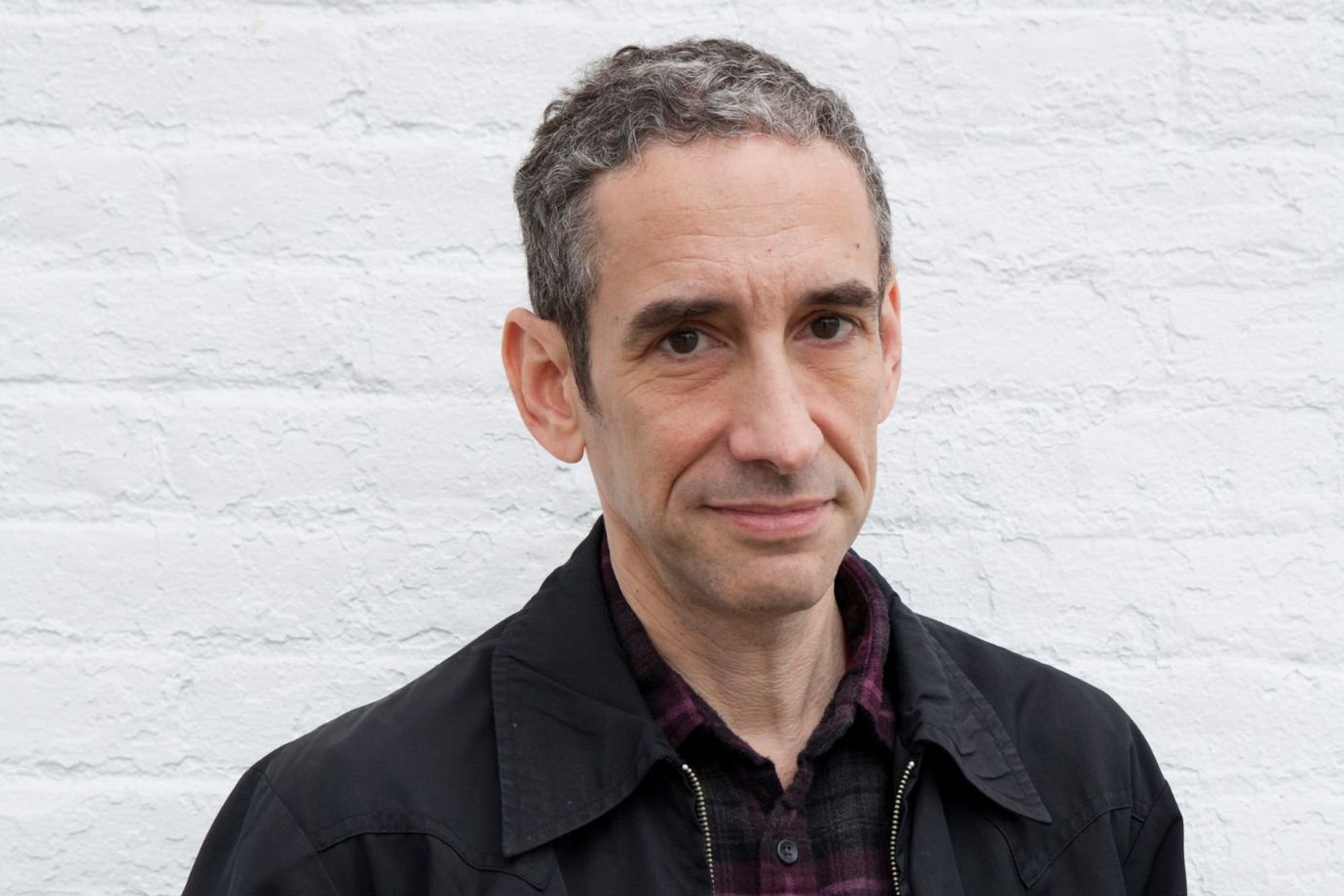 Douglas Rushkoff: o risco da IA é transformar marcas em cópias umas das outras