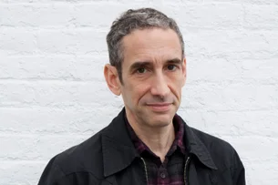 Douglas Rushkoff: o risco da IA é transformar marcas em cópias umas das outras