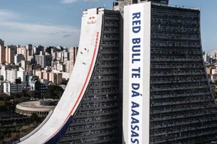 Red Bull transforma prédio icônico de Porto Alegre em rampa gigante de skate; veja vídeo
