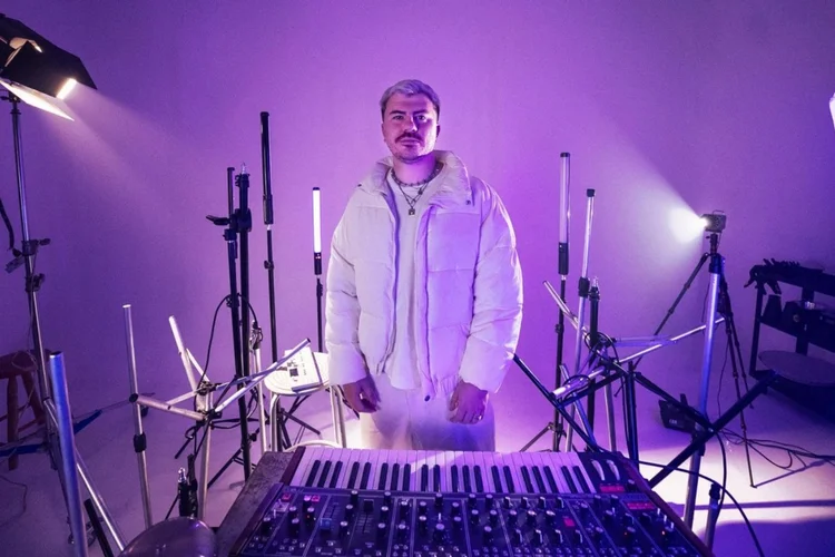 DJ Zerb em gravação do hit Drop the Beats, em parceria com a marca de drinks prontos da Ambev para o Tomorrowland Brasil (Divulgação)