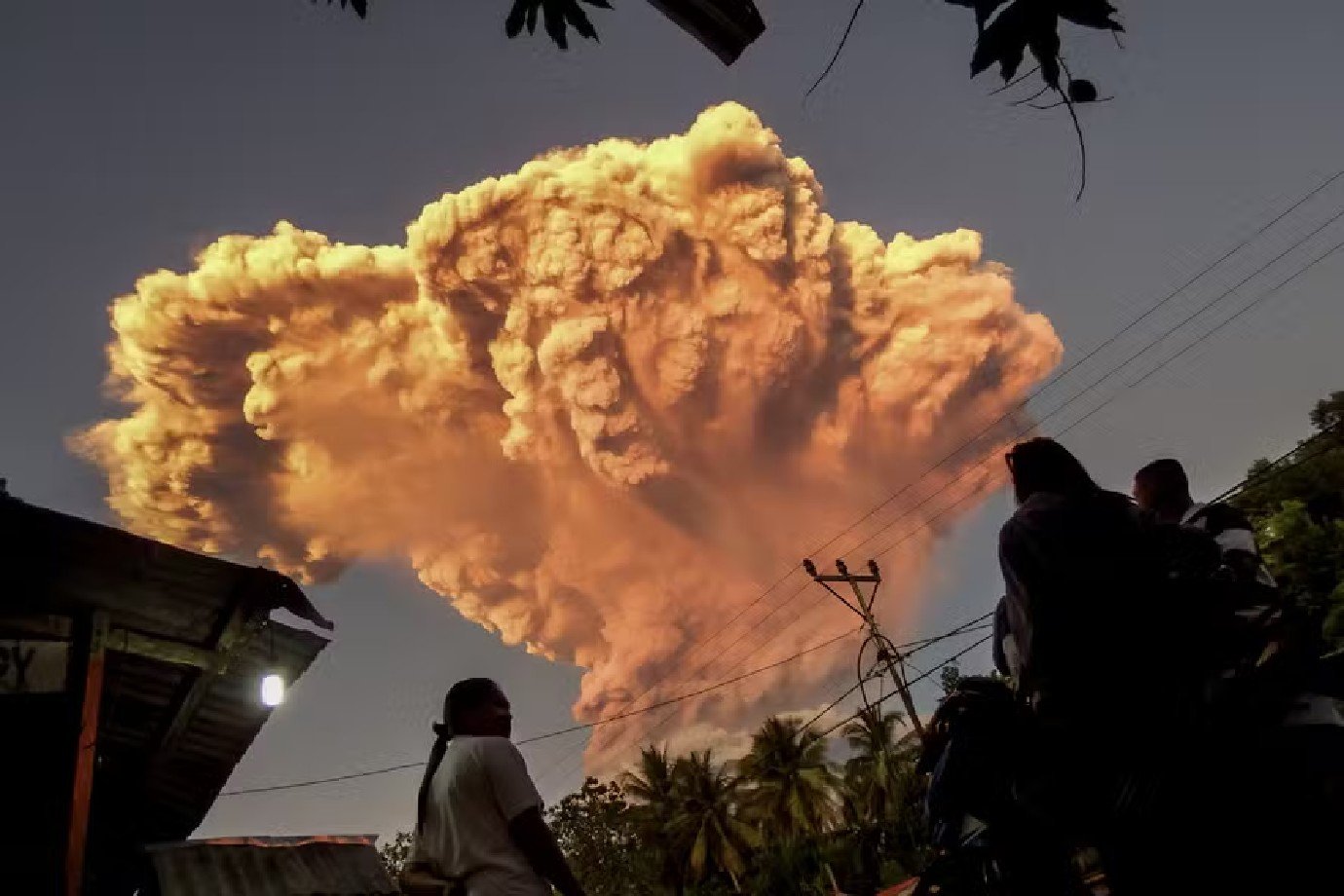 Vulcão na Indonésia entra em erupção com nível de alerta elevado