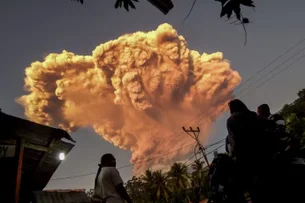 Vulcão na Indonésia entra em erupção com nível de alerta elevado