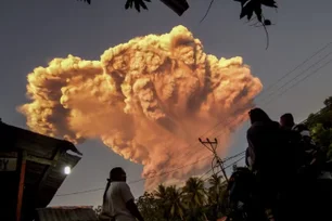Imagem referente à matéria: Vulcão na Indonésia entra em erupção com nível de alerta elevado