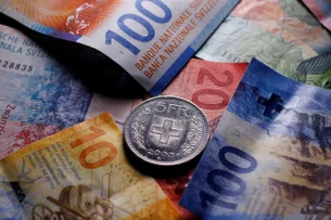 Goldman Sachs e Bank of America apostam em franco suíço como ativo de proteção