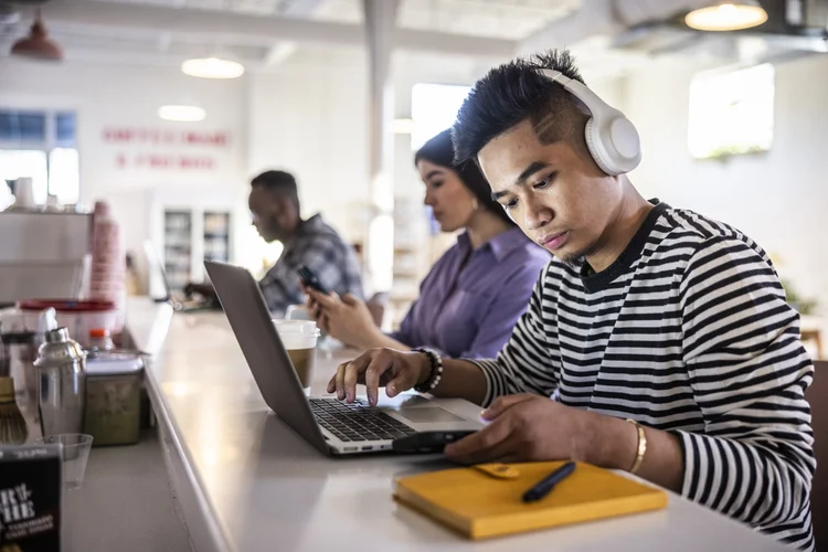 Ferramentas de IA aumentam produtividade e colaboração, especialmente em equipes híbridas (Getty Images). (Getty Images)