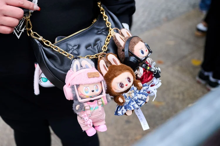 Labubu: personagem impulsiona ações da Pop Mart e desafia rivais como Mattel e Hasbro (Annette Riedl/picture alliance/Getty Images)