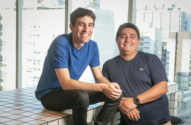 Ivan Seidel e Danilo Yoneshige, sócios-fundadores da Layers: “O professor antes escrevia nas 25 agendas. Hoje ele envia uma mensagem no app. A gente digitalizou a agendinha, mas manteve o lado humano da troca.” (Layers/Divulgação)