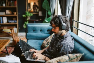 Imagem referente à matéria: Opinião: demissões em massa ressaltam dilema entre home office, vigilância digital e LGPD