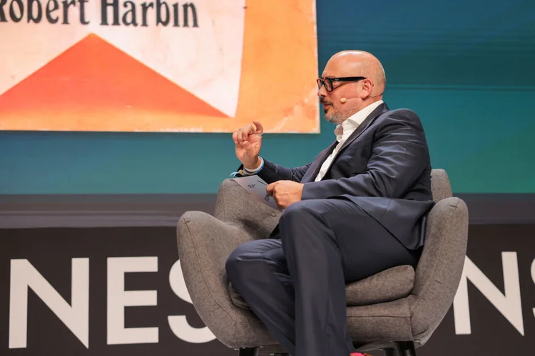 Schultz detalha o impacto da inteligência artificial no mercado de trabalho e nas estratégias corporativas (Getty Images). (Getty Images)