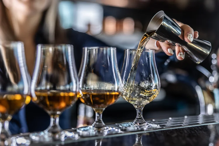 Ministério da Justiça orienta bares, restaurantes e distribuidores a suspender vendas e reforçar segurança; intoxicação pode levar à cegueira e óbito rápido (Getty Images). (Getty Images)