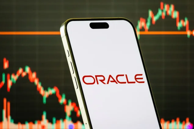 Imagem referente à notícia: Oracle tomba mais de 10% com alerta sobre gastos bilionários em IA