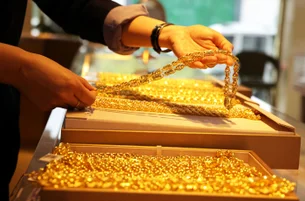 Ouro renova recorde acima de US$ 3.500 com expectativa de corte de juros pelo Fed