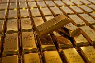 Ouro fica perto de US$ 3.700 com incertezas nos principais mercados globais