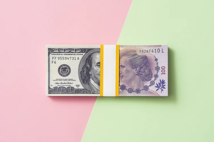 Dólar: moeda subia frente ao peso (EKIN KIZILKAYA/Getty Images)