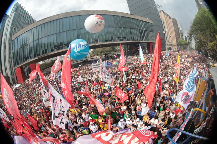 São Paulo: manifestantes participam de ato contra a PEC da Anistia e da Blindagem, no MASP.