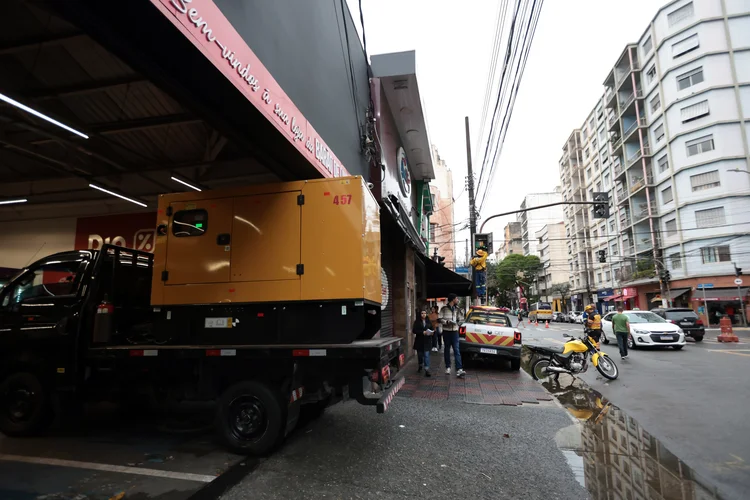 São Paulo (SP), 22/09/2025 - Caminhão com gerador de energia após fortes chuvas e ventania que provocaram queda de energia em bares e lojas da rua Barão de Limeira. Foto: Paulo Pinto/Agência Brasil