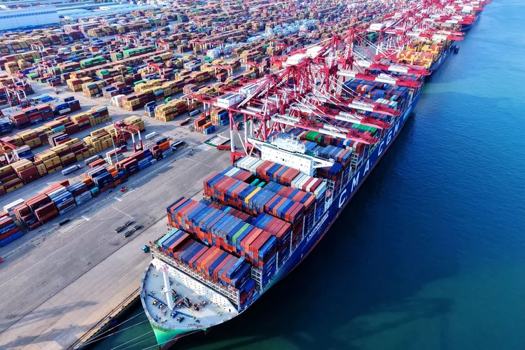 Porto de Qingdao, na província de Shandong, na China: exportações permanecem fortes mesmo com tarifas de Trump em vigor (Costfoto/NurPhoto/Getty Images)