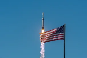 Foguete da SpaceX pousa com precisão no oceano e impulsiona plano lunar da Nasa