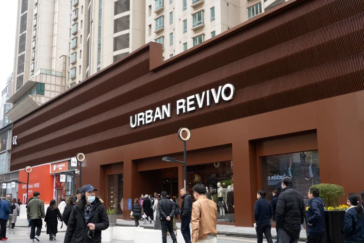 Loja da Urban Revivo em Xangai, na China: rede de fast fashion busca acelerar expansão internacional com foco em Europa, Estados Unidos e Sudeste Asiático (CFOTO/Future Publishing /Getty Images)