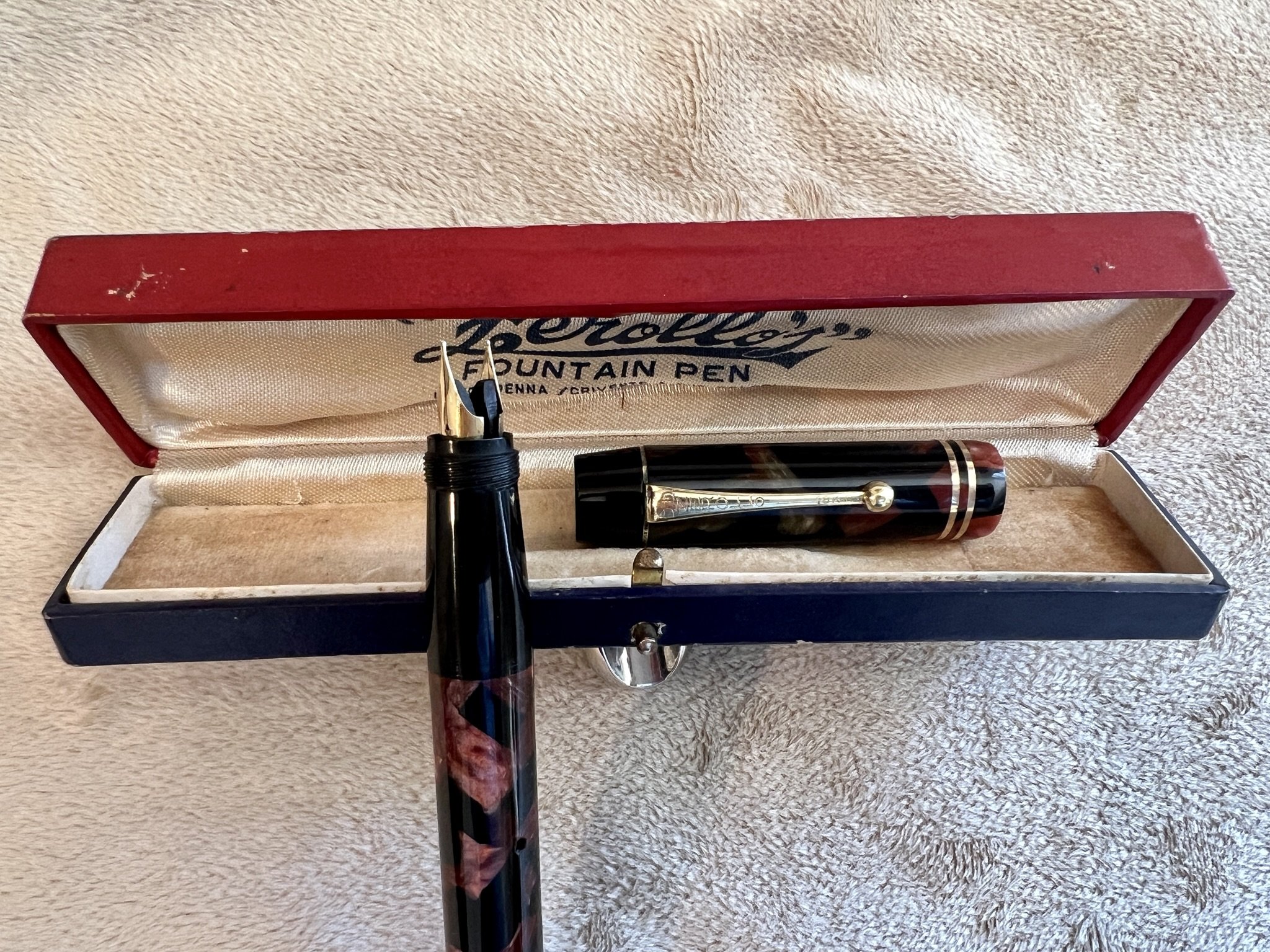 Caneta Zerollo Duo Color com duas penas no mesmo corpo, alternadas por botão giratório, permitindo o uso de tintas de cores diferentes.