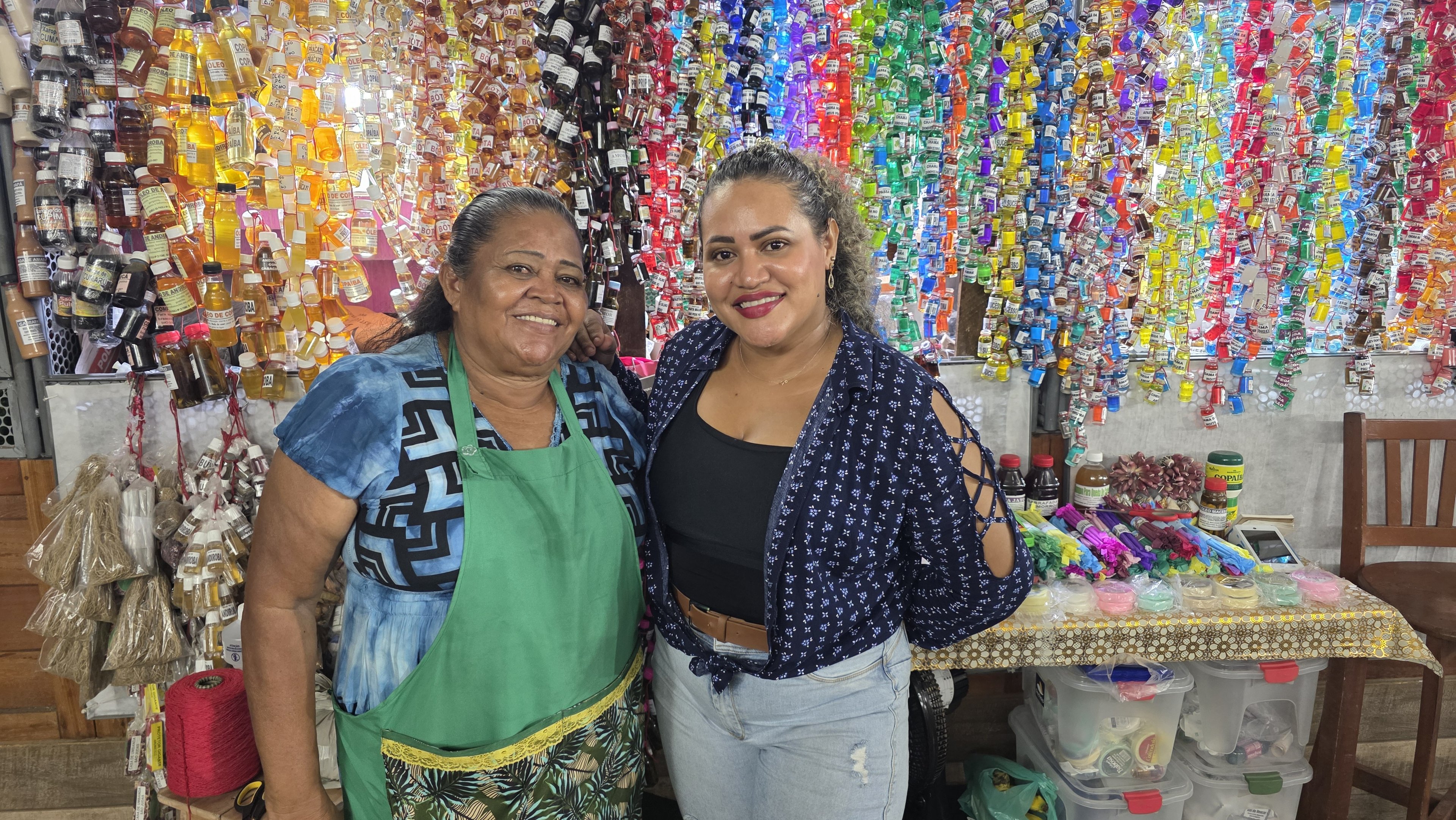 Paula Cristina da Silva e sua mãe, na banca de ervas do Ver-o-Peso