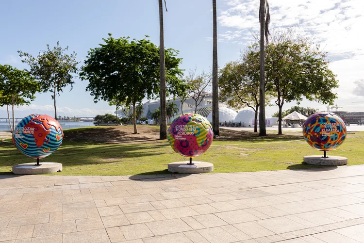 Entre os destaques do hub está a instalação Cool Globes, projeto de arte pública criado por Wendy Abrams, com esculturas em forma de globo (Divulgação)
