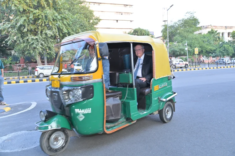 O vice-presidente Geraldo Alckmin, anda de tuc tuc em Nova Déli (Virendra Singh/Divulgação)