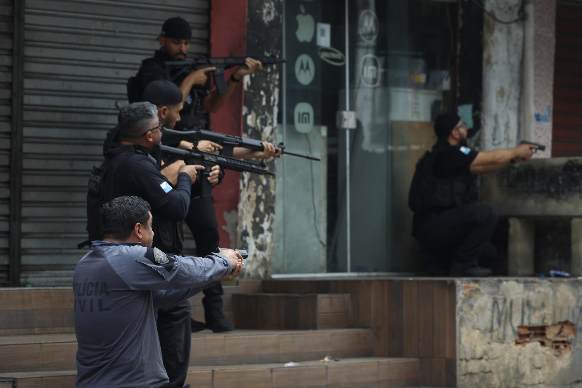 Policiais militares apontam suas armas durante Operação Contenção, no complexo da Penha no Rio de Janeiro nesta terça-feira, 28