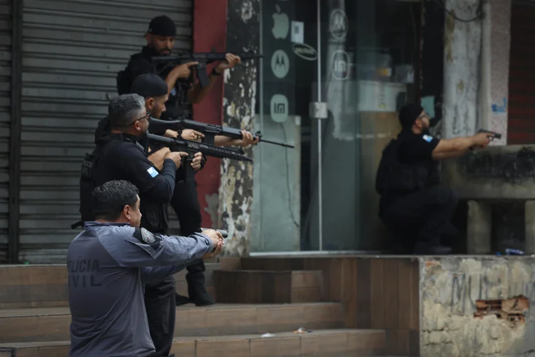 Rio de Janeiro: megaoperação matou pelo menos 130 pessoas durante confrontos em 28 de outubro de 2025, diz Defensoria Pública. (Antonio Lacerda/EFE)