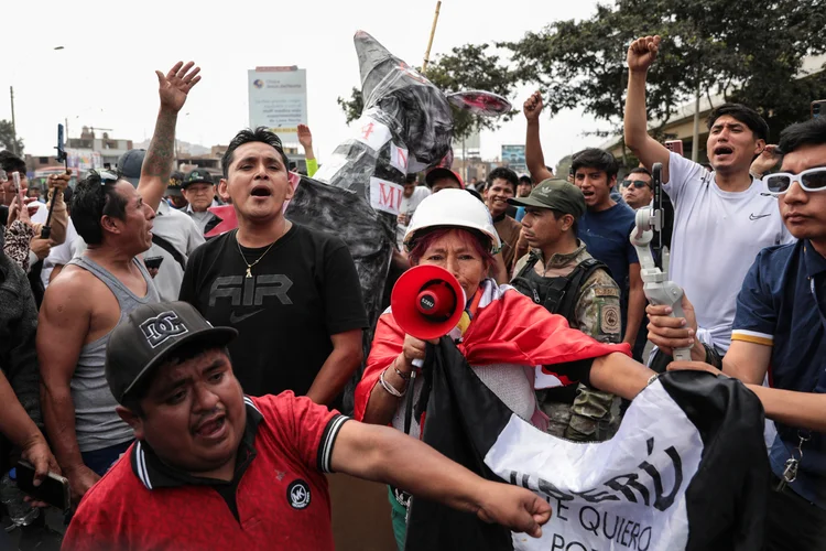 Motoristas de ônibus protestam em Lima, capital do Peru (Connie France/AFP)