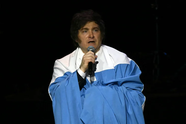 Javier Milei, presidente da Argentina, canta durante show de rock, em Buenos Aires (Luis Robayo/AFP)