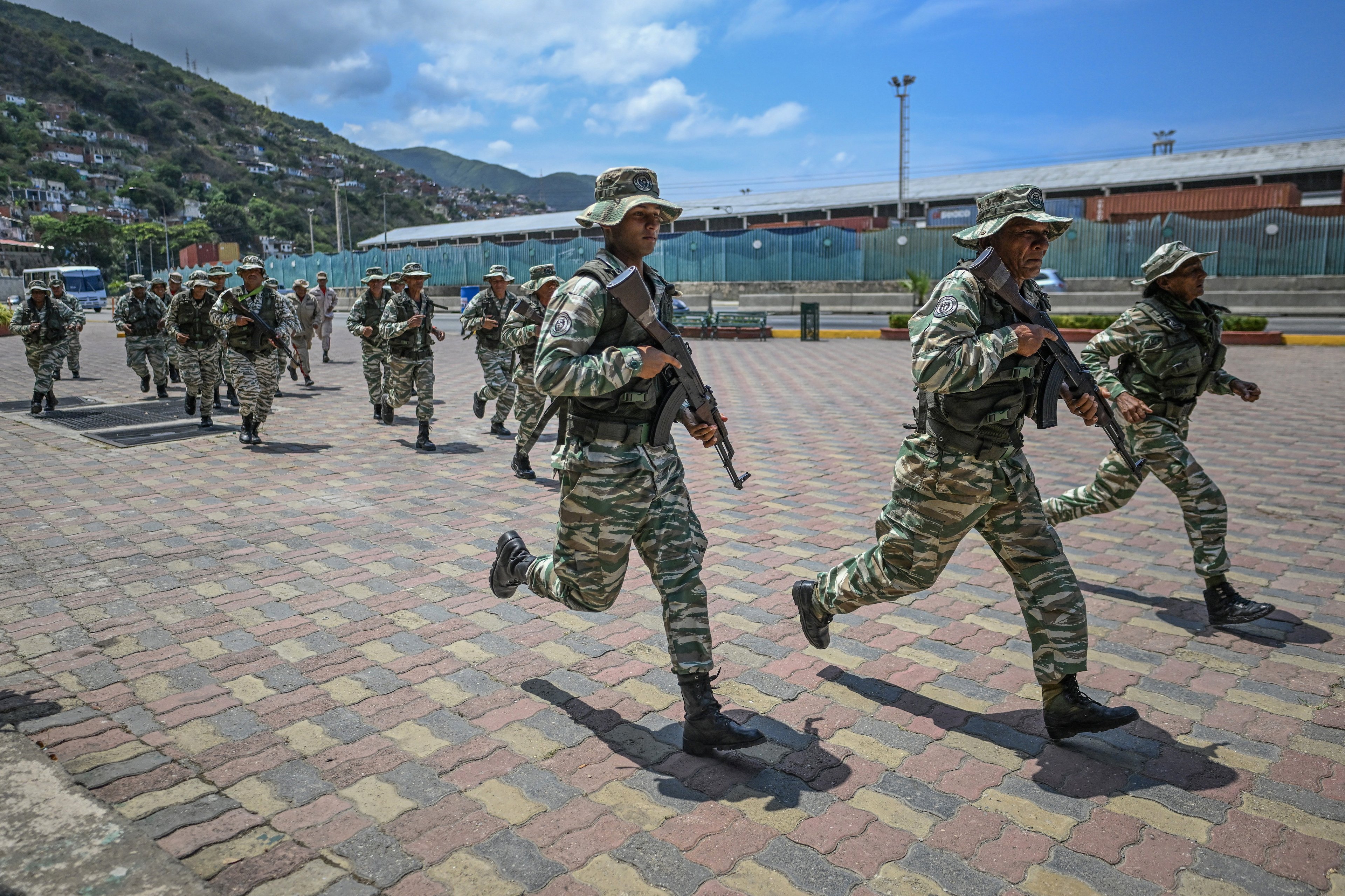 Maduro organiza novos exercícios militares após Nobel da Paz a Corina Machado
