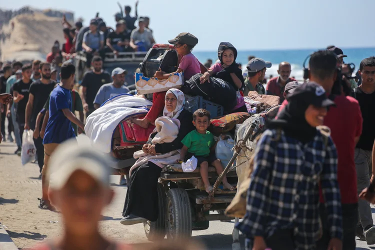Palestinos retornam às suas casas pela estrada Al-Rashid