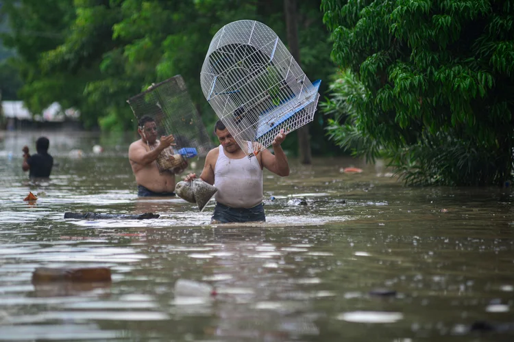 Enchente em Poza Rica, no México, em 10 de outubro (Marco Antonio Perez/AFP)