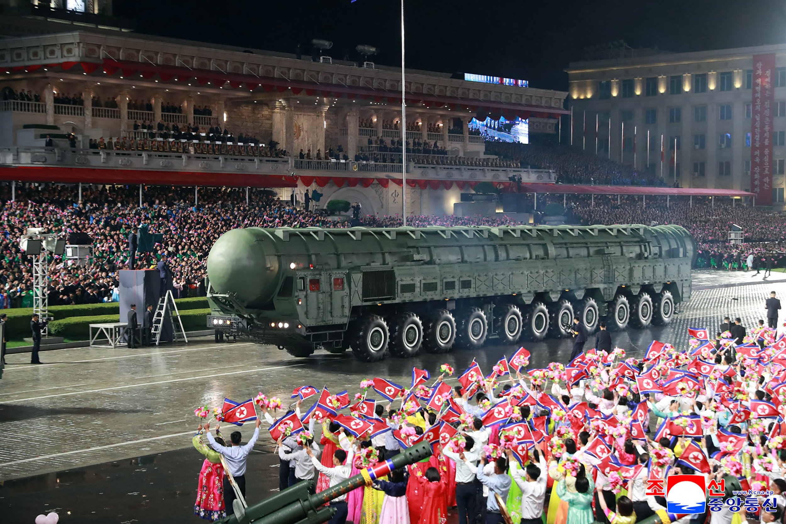 Coreia do Norte faz desfile militar e exibe um novo míssel intercontinental