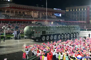Coreia do Norte faz desfile militar e exibe um novo míssel intercontinental