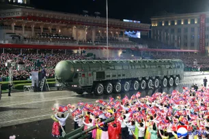 Imagem referente à matéria: Coreia do Norte faz desfile militar e exibe um novo míssel intercontinental