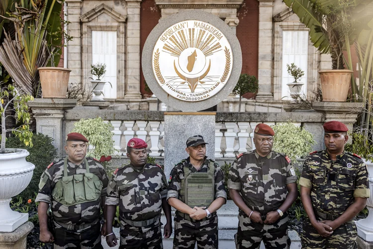 Coronel das forças armadas de Madagascar,  Michael Randrianirina, com soldados em frente ao palácio presidencial, em 14 de outubro (Luis Tato/AFP)