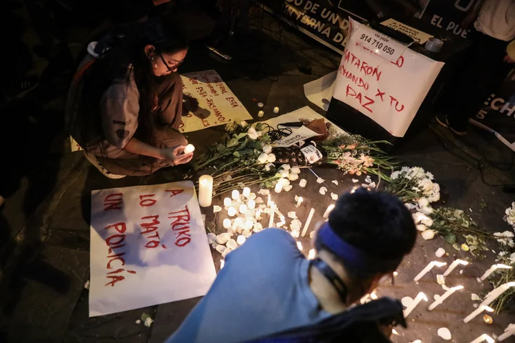Protestos liderados por jovens entre 18 e 30 anos em Lima repudiam Congresso e novo governo que substituiu Dina Boluarte; rapper Eduardo Ruiz, de 32 anos, morreu após ser atingido por disparo de suboficial da polícia. (Crédito: CONNIE FRANCE / AFP)