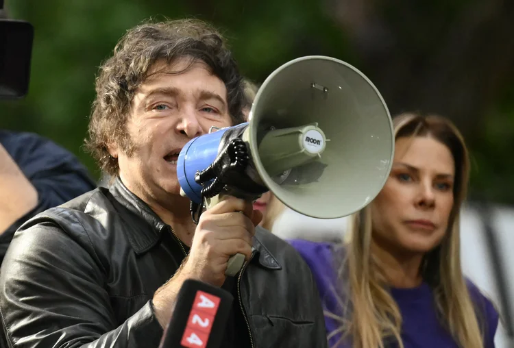 Javier Milei, presidente da Argentina, durante comício eleitoral (Luis Robayo/AFP)