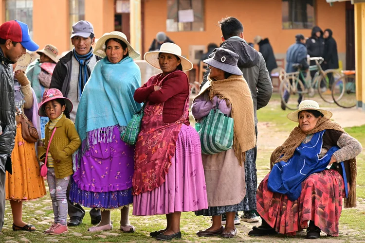 Em meio à crise econômica, 7,9 milhões de bolivianos foram às urnas neste domingo para votação que promete mudar o rumo do país