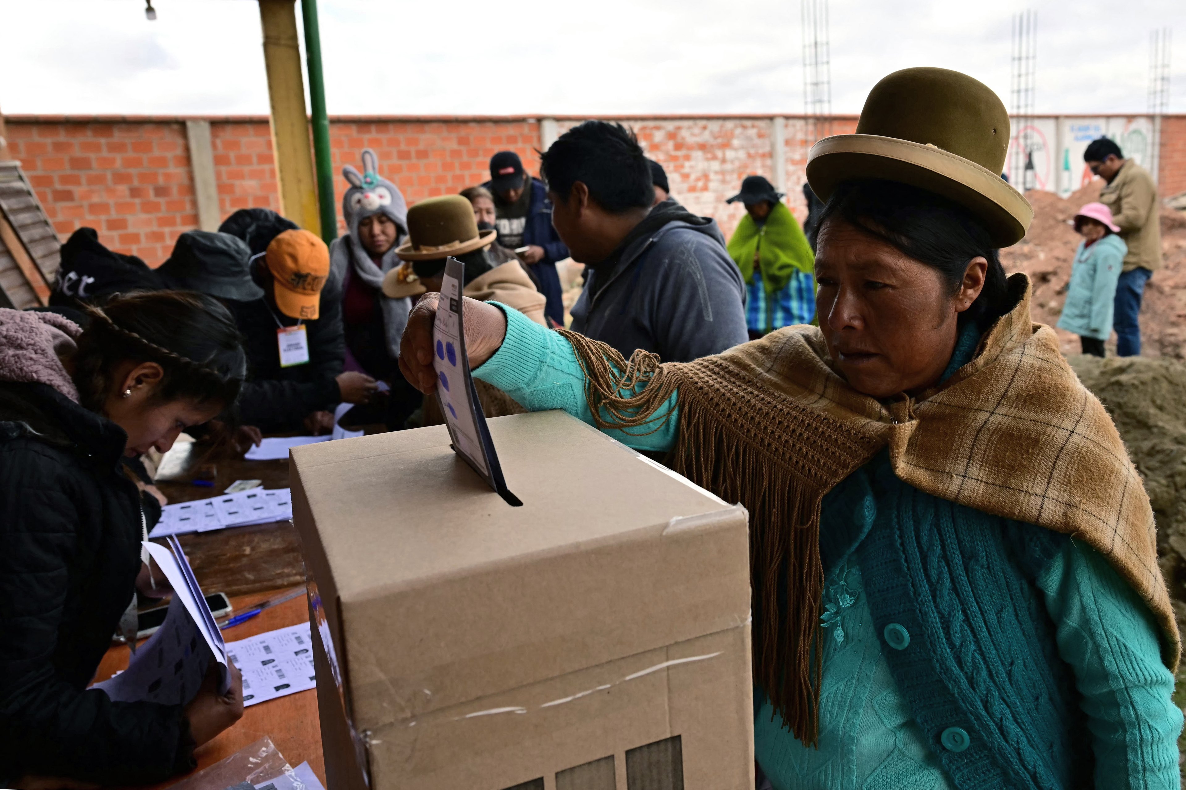 Uma mulher Aymara vota durante o segundo turno da eleição presidencial em Laja, a cerca de 30 km a oeste de La Paz (MARTIN BERNETTI / AFP)