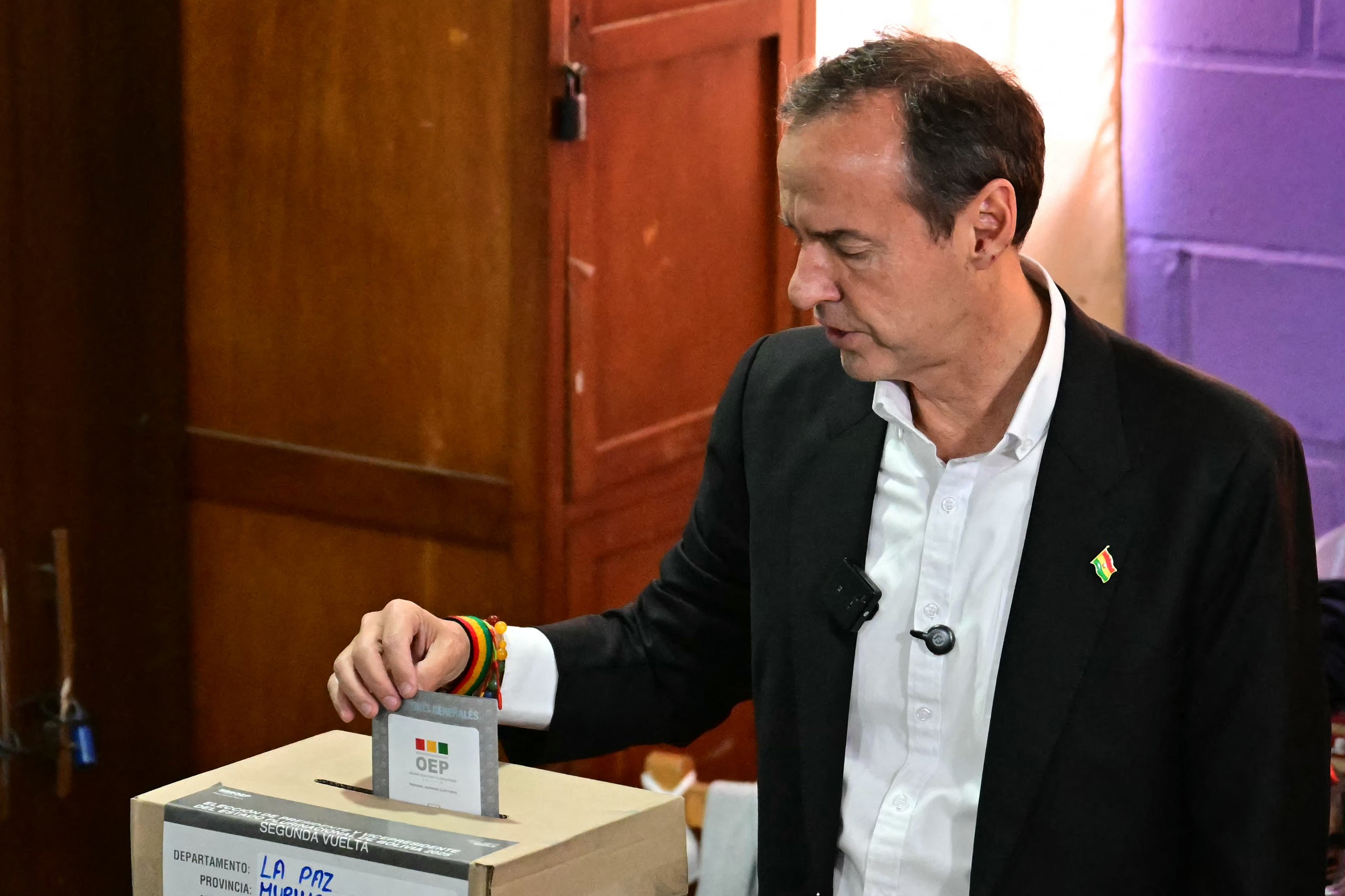 Jorge "Tuto" Quiroga, vota em uma seção eleitoral durante o segundo turno da eleição presidencial em La Paz, Bolívia, em 19 de outubro de 2025 (MARTIN BERNETTI / AFP).